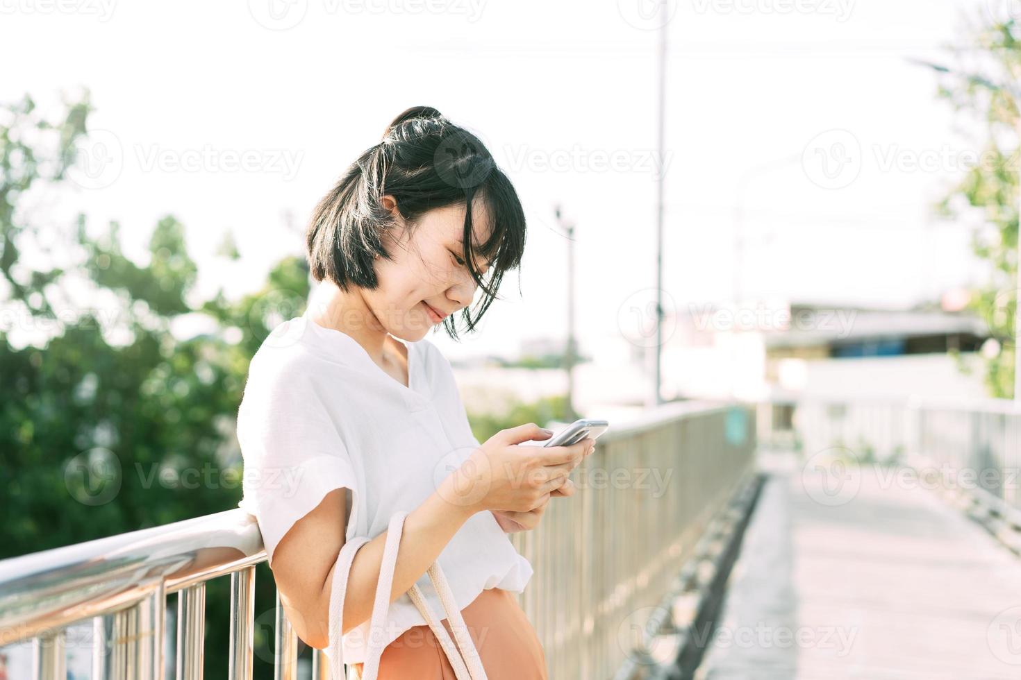 jeune femme d'affaires asiatique adulte utilisant un téléphone portable trouver une relation amoureuse via l'application. photo