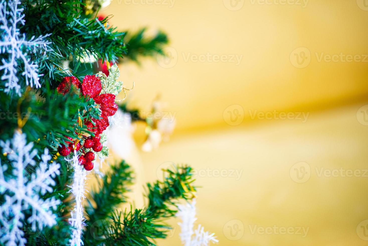 concept de vacances de noël et du nouvel an. gros plan et flou décoration d'arbre de noël avec des boules de rubans et des ornements sur un mur de briques blanches et bokeh photo