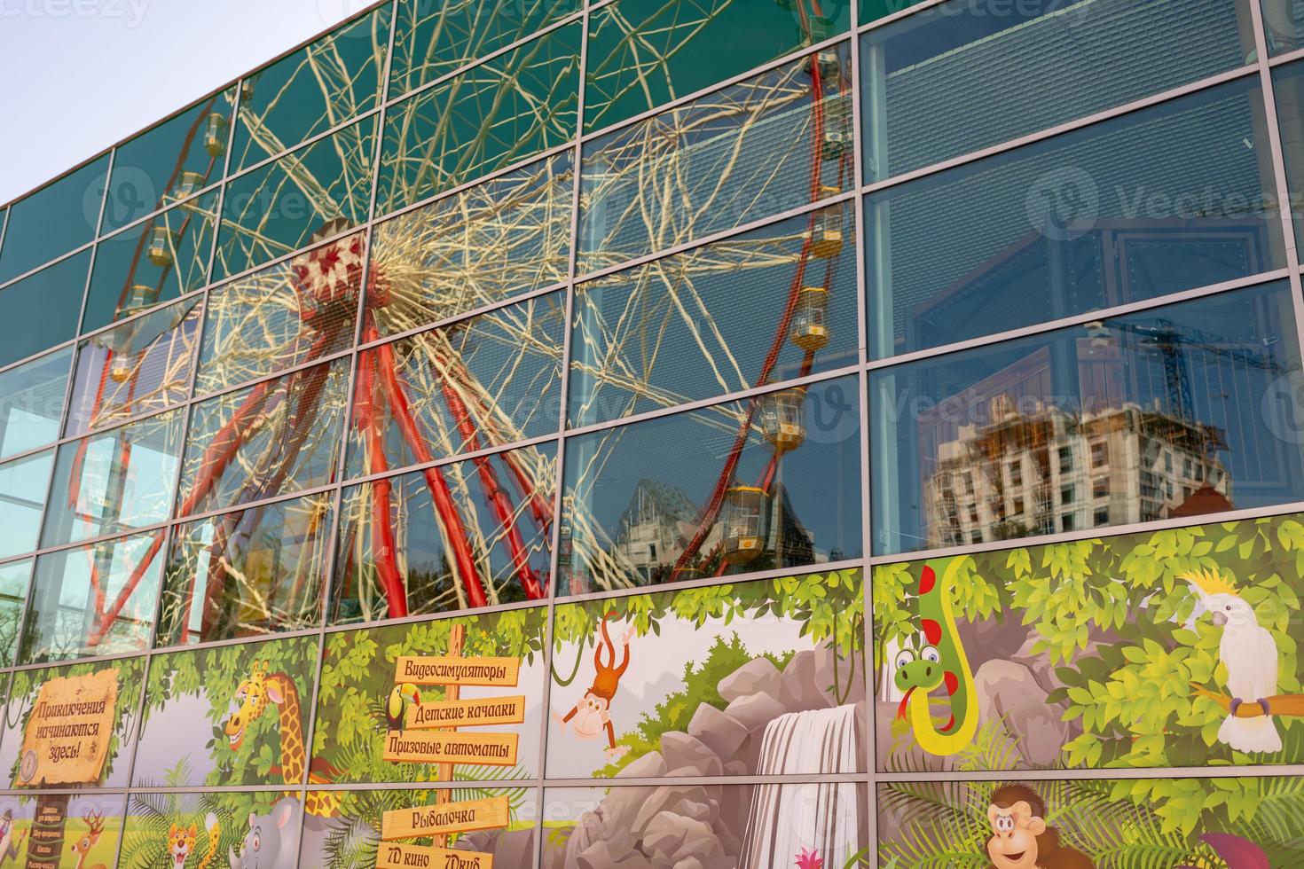 la grande roue ronde tourne vite à la journée colorée photo