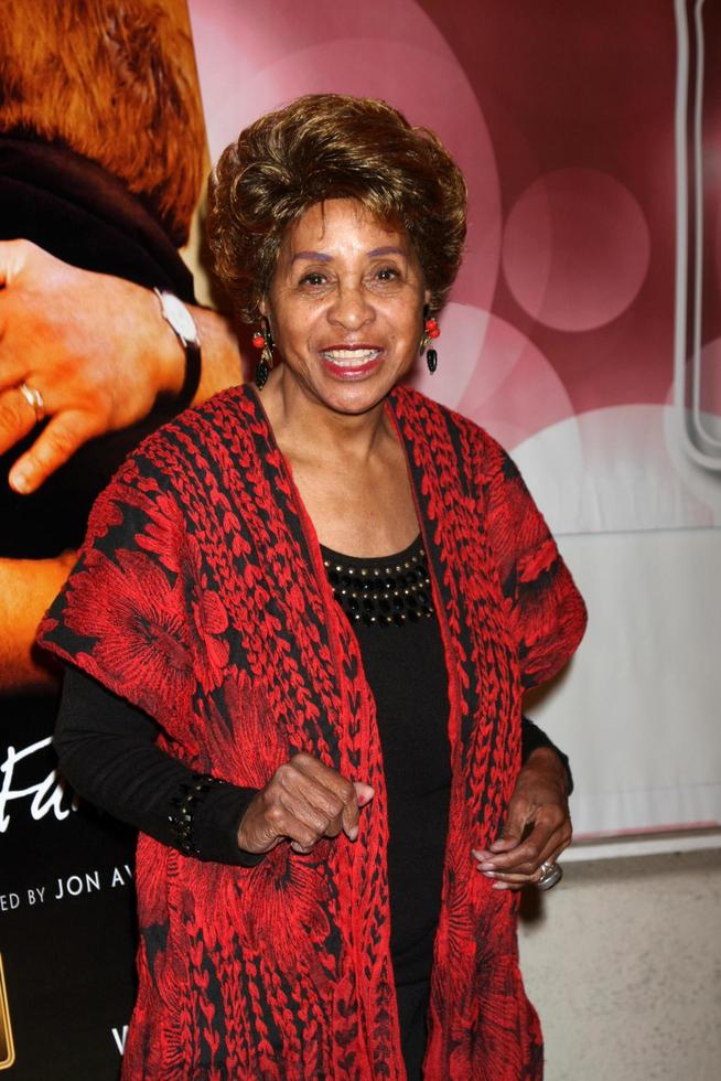 los angeles, 3 nov - marla gibbs arrive à la première d'avoir un peu de foi d'un film télévisé abc tv et hall of fame aux studios fox du vingtième siècle le 3 novembre 2011 à los angeles, ca photo