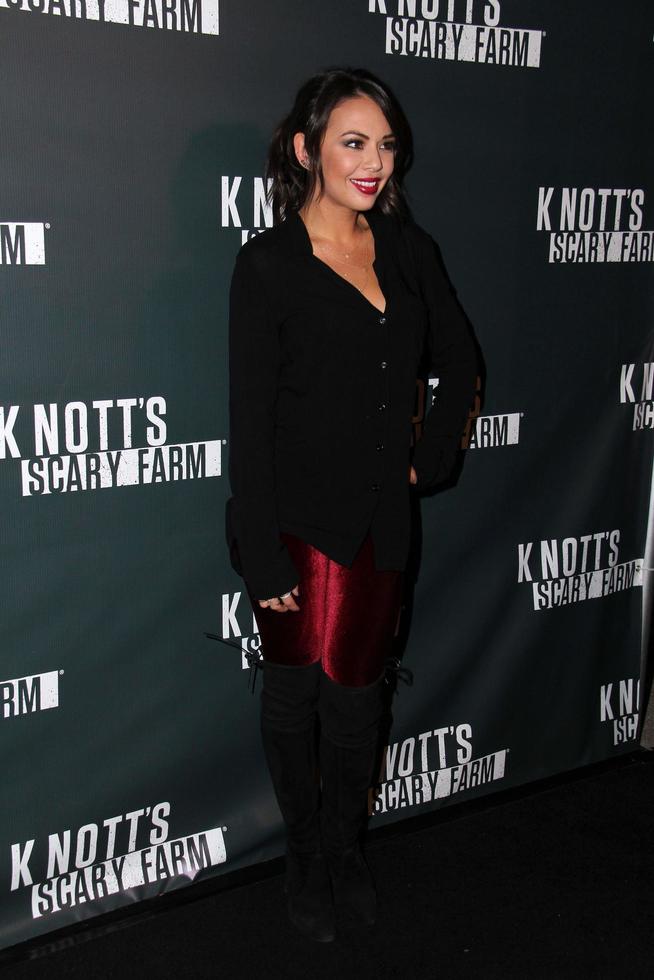 los angeles, oct 3 - janel parrish à la ferme effrayante de knott s effrayant vip ouverture à la ferme de baies de knott le 3 octobre 2014 à buena park, ca photo