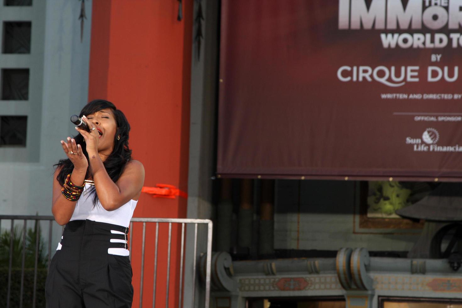 los angeles, jan 26 - melanie fiona se produit à la cérémonie de l'empreinte de la main et de l'empreinte immortalisée de michael jackson au graumans chinese theatre le 26 janvier 2012 à los angeles, ca photo