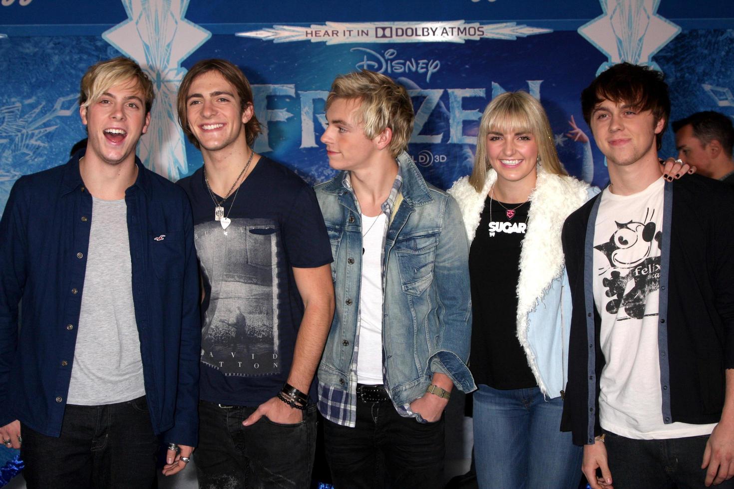 los angeles, nov 19 - r5, y compris ross lynch à la première mondiale congelée au théâtre el capitan le 19 novembre 2013 à los angeles, ca photo