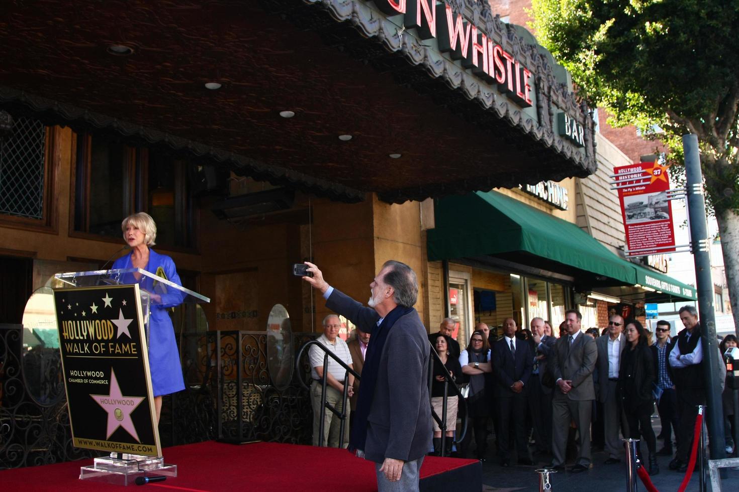 los angeles, 3 janvier - taylor hackford, helen mirren à la cérémonie des étoiles du hollywood walk of fame pour helen mirren au cochon n sifflet le 3 janvier 2013 à los angeles, ca photo