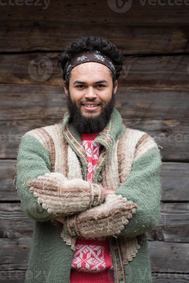 portrait de jeune hipster devant une maison en bois photo