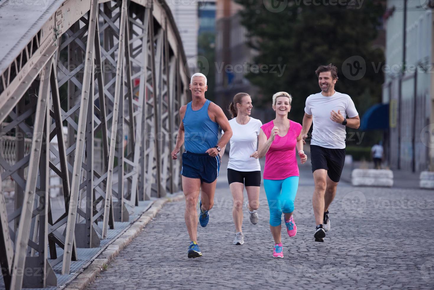 groupe de personnes jogging photo