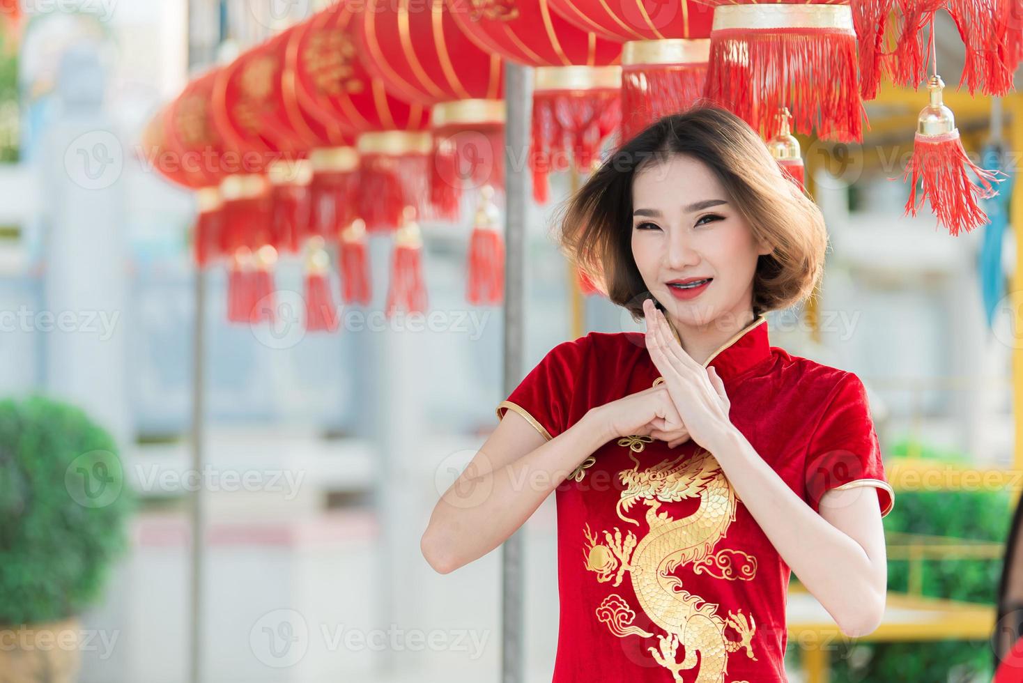 portrait belle femme asiatique en robe cheongsam, thaïlande, concept de joyeux nouvel an chinois, heureuse dame asiatique en costume traditionnel chinois photo