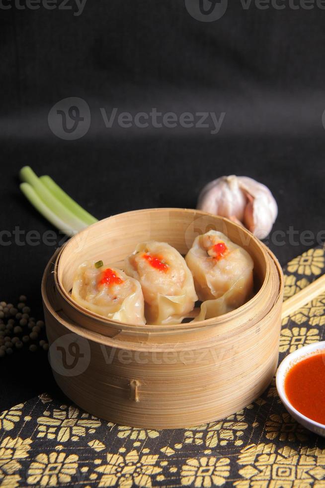 dim sum au poulet avec une délicieuse sauce, une cuisine chinoise savoureuse et juteuse photo