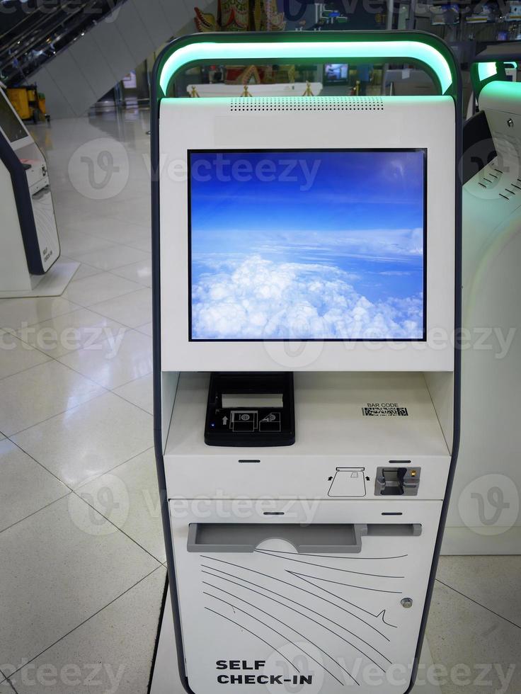 Machine d'auto-enregistrement et kiosque d'assistance à l'aéroport pour l'enregistrement, l'impression de la carte d'embarquement ou l'achat d'un billet photo