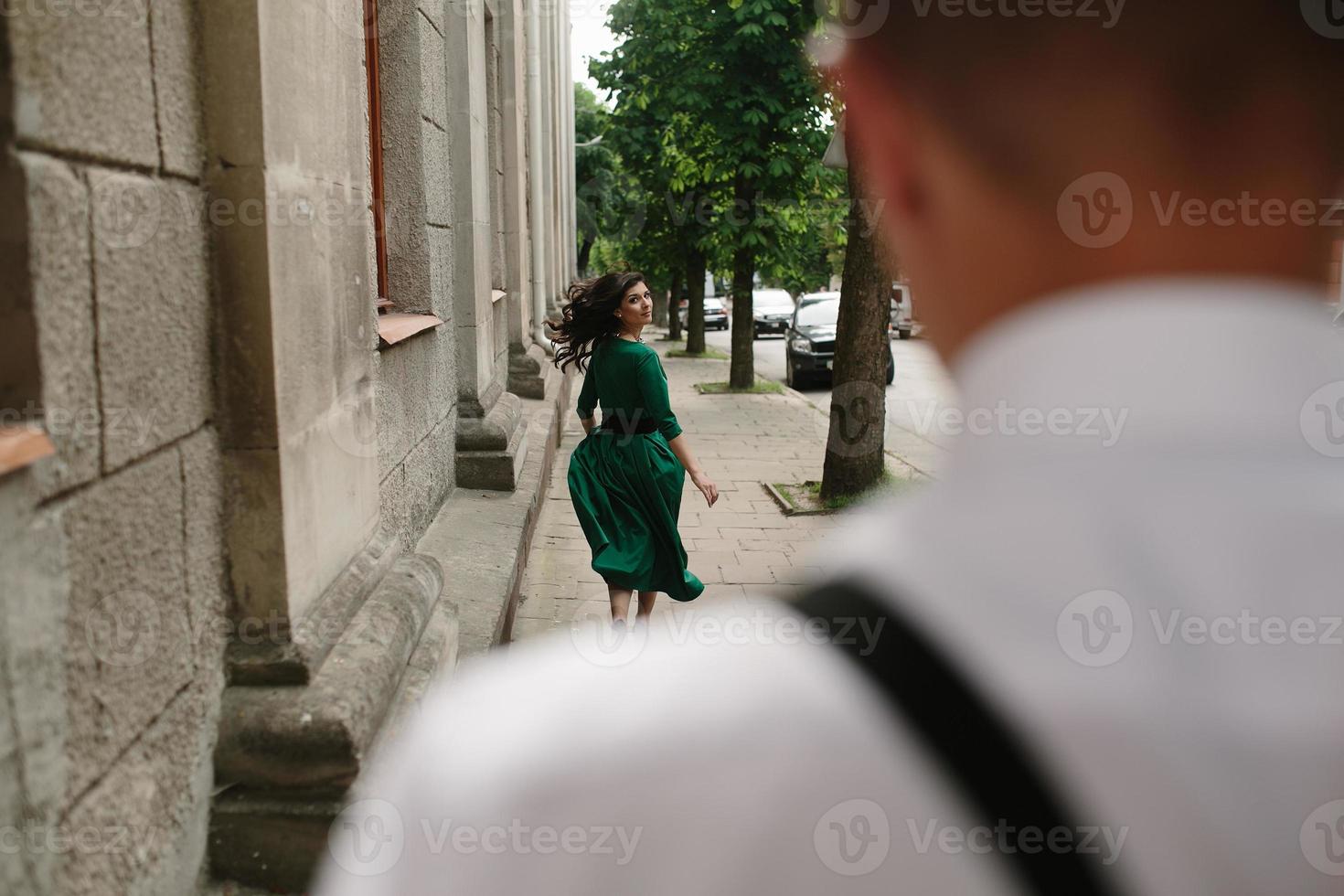 beau couple européen posant dans la rue photo