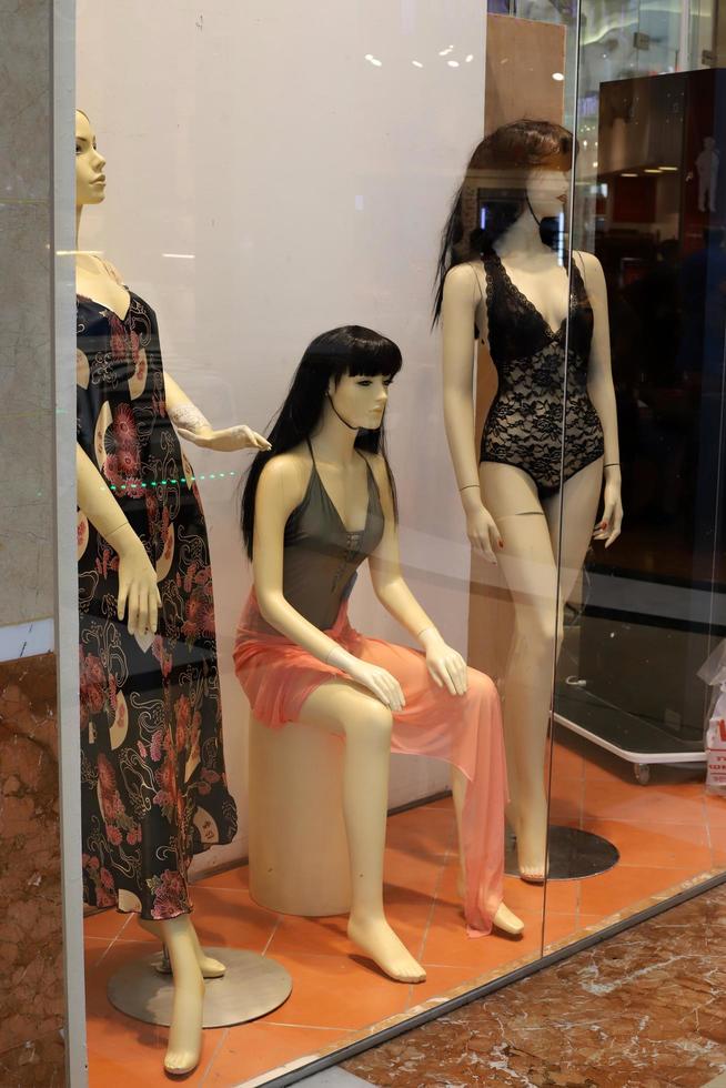 tel aviv israël 15 mai 2020 un mannequin est exposé dans un grand magasin. photo