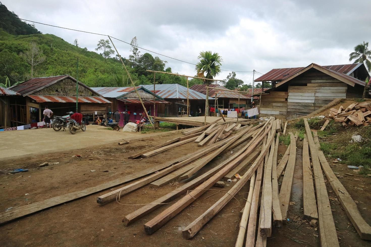 la belle atmosphère du village d'ulumanda qui a des maisons très simples et des gens sympathiques photo