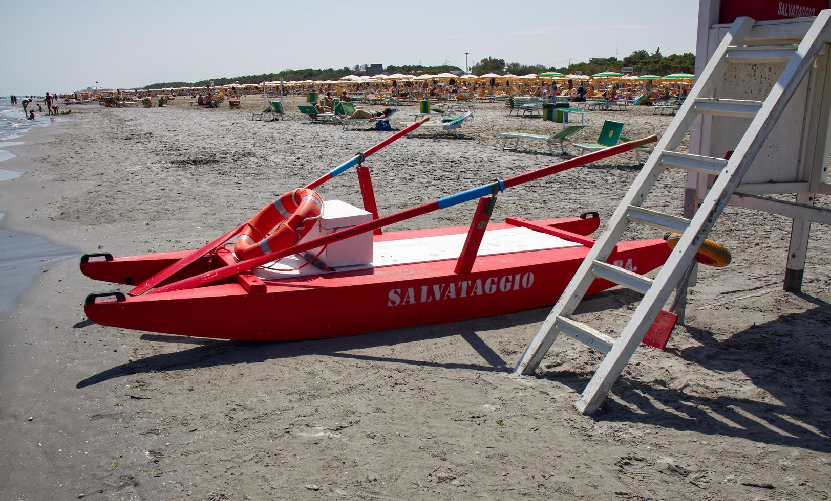 bateau de sauvetage rouge sauveteur. le mot salvataggio, sauvetage écrit sur le bateau. riviera romagnole, italie photo
