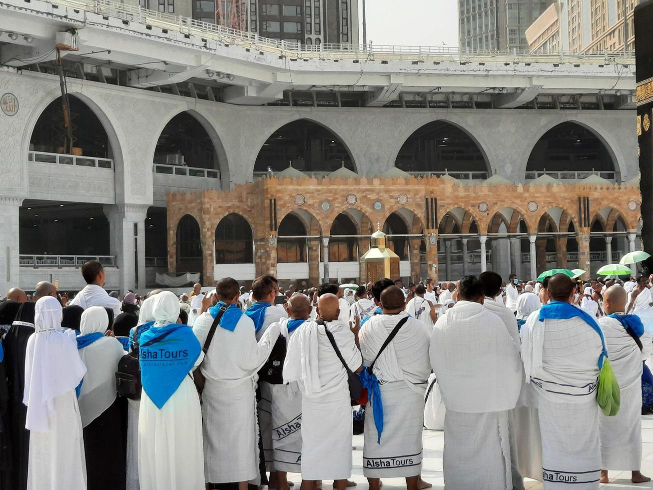 la mecque, arabie saoudite, septembre 2022 - les pèlerins d'autres pays sont occupés à prier près de la kaaba à masjid al-haram à la mecque. photo