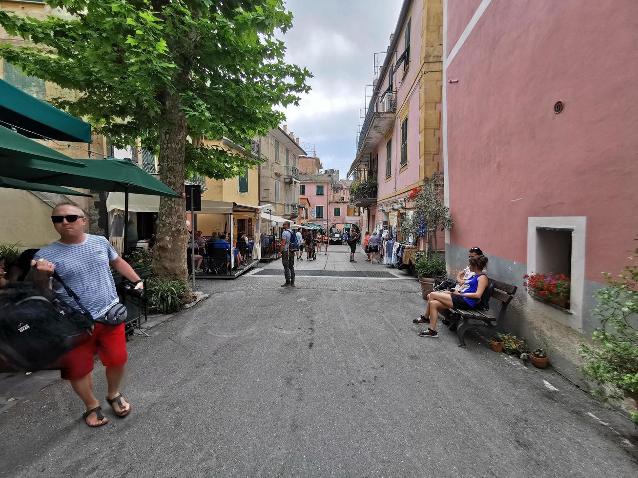 monterosso al mare, italie - 8 juin 2019 - le village pittoresque de cinque terre italie regorge de touristes photo