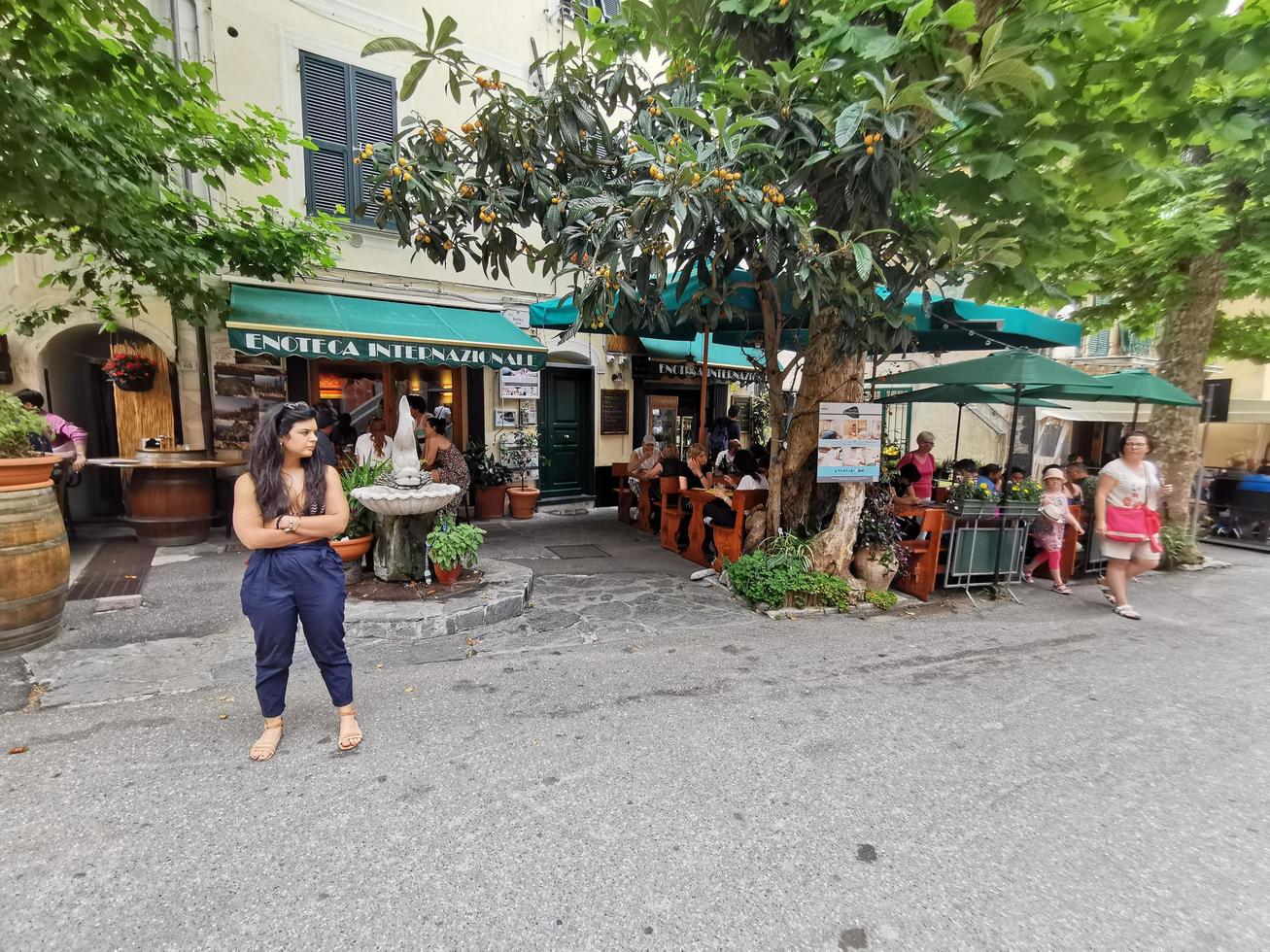 monterosso al mare, italie - 8 juin 2019 - le village pittoresque de cinque terre italie regorge de touristes photo