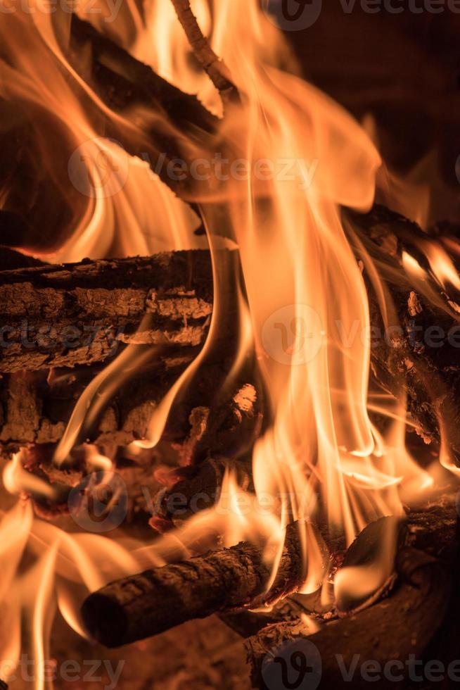 flammes sur bois dans un camp de pompiers photo