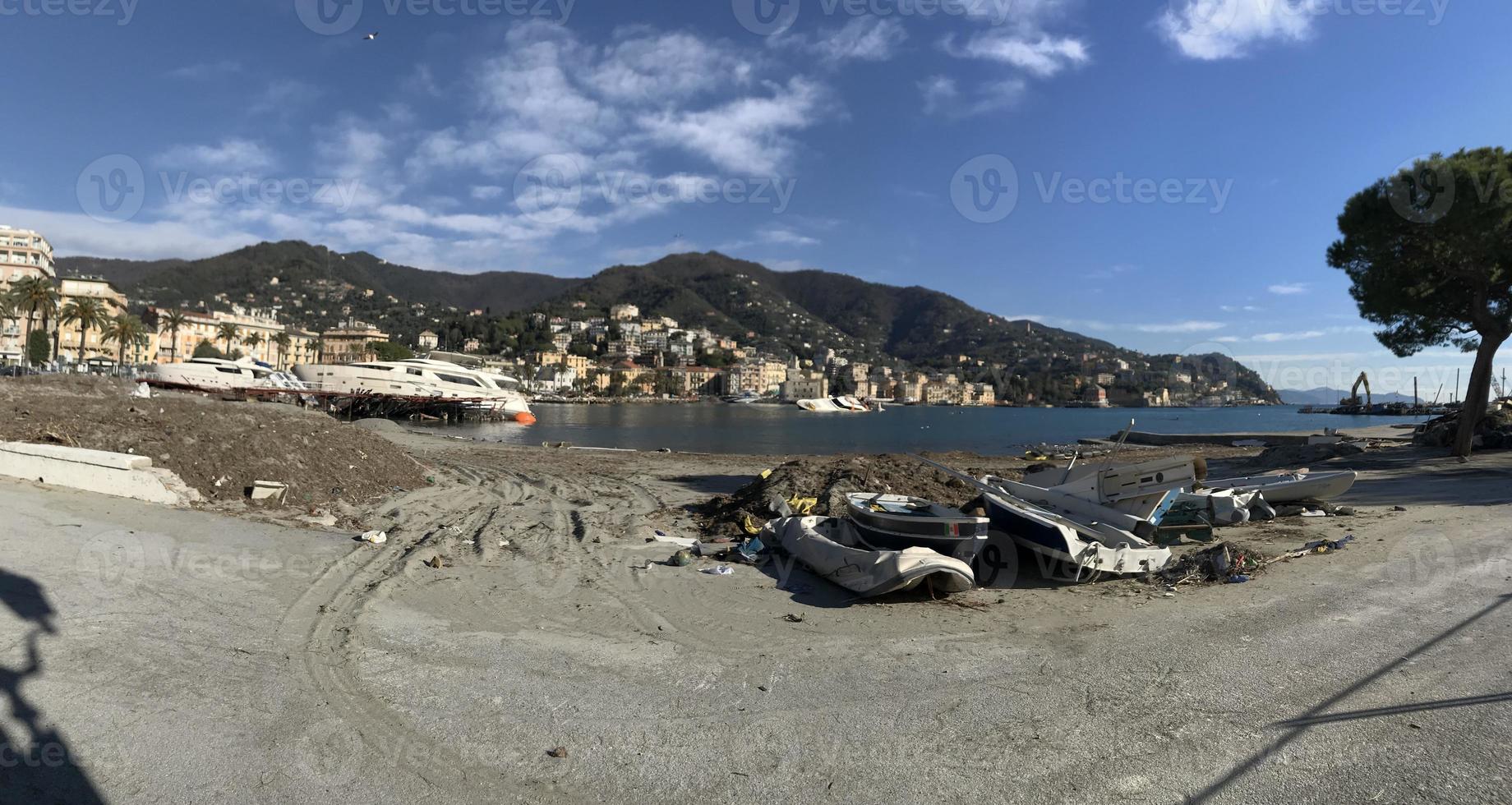 bateaux détruits par l'ouragan de tempête à rapallo, italie photo