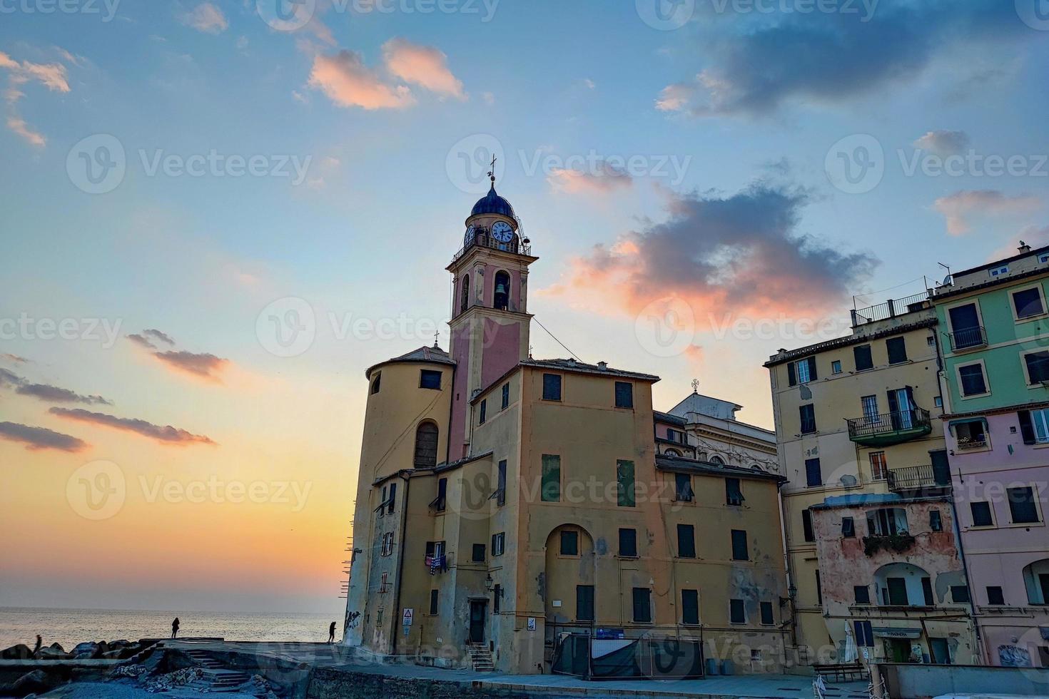 église de camogli au coucher du soleil village pittoresque photo