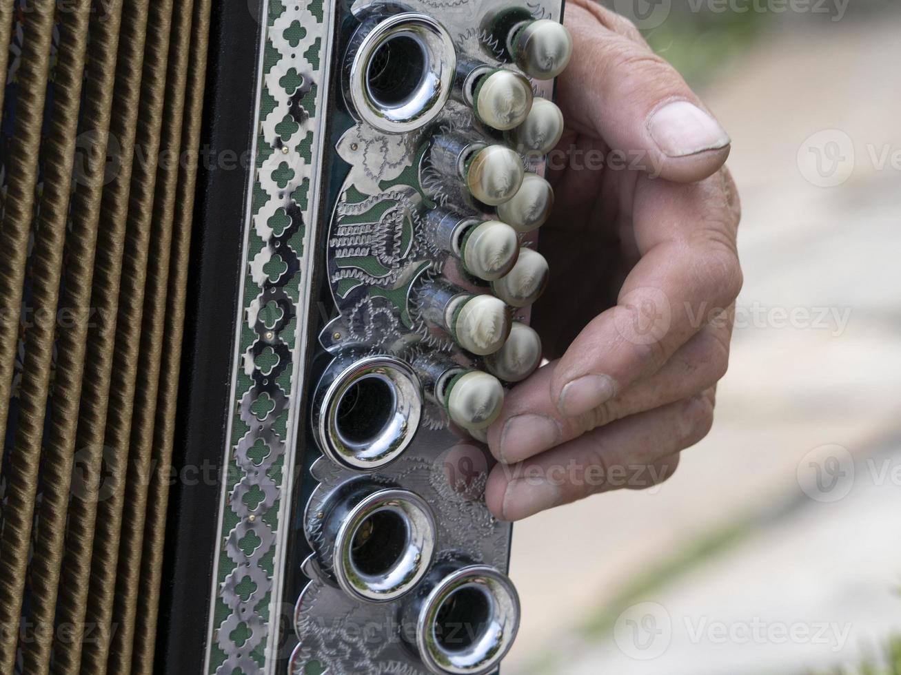 Mains jouant de l'accordéon détail photo