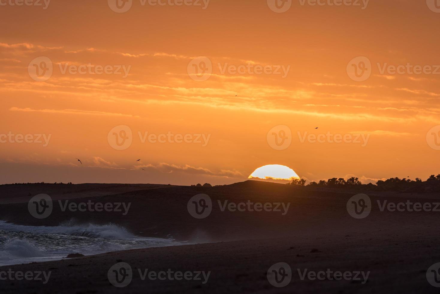 lever de soleil rouge sur la plage de patagonie photo