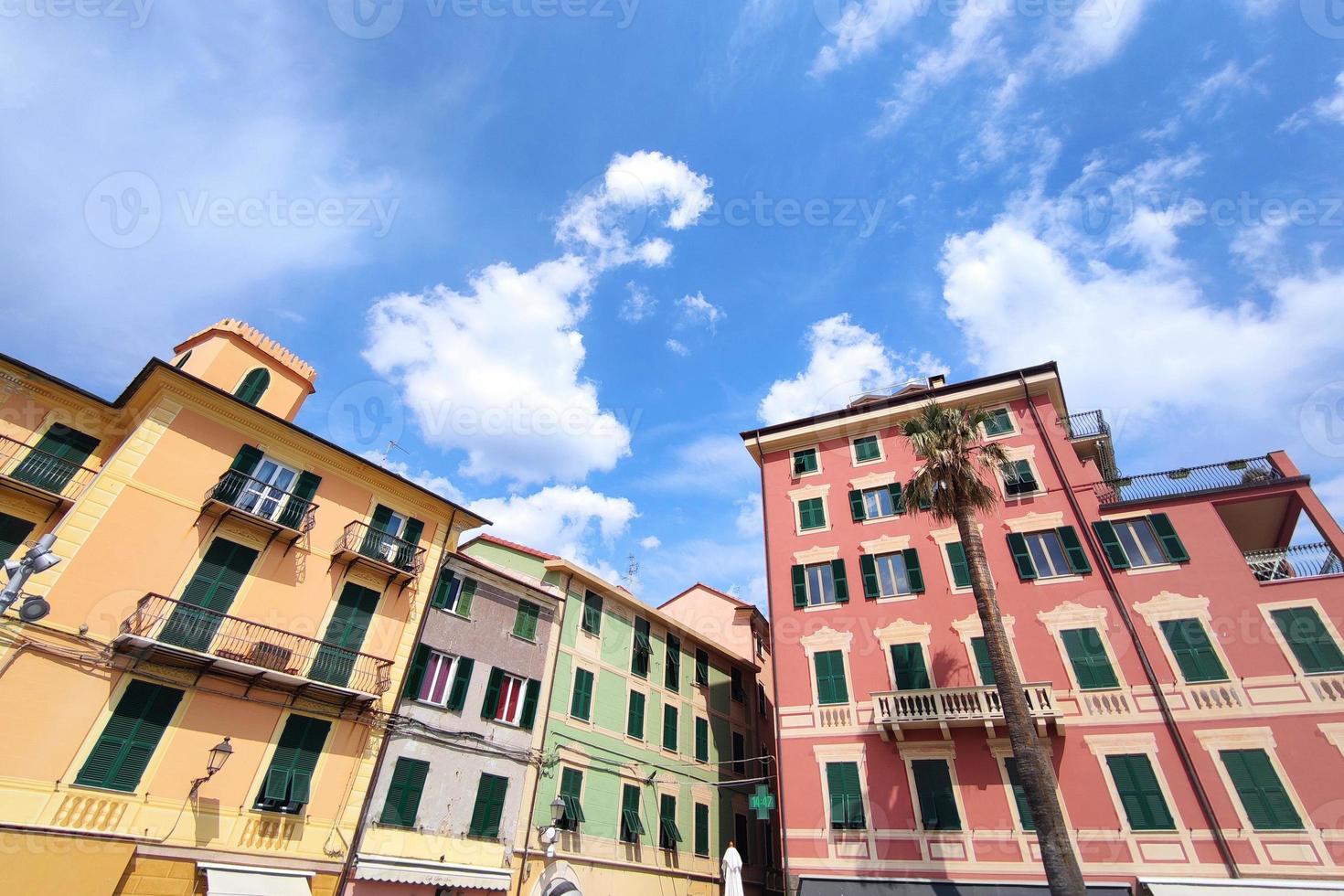 village médiéval de varazze maisons peintes au bord de la mer ligurie italie photo