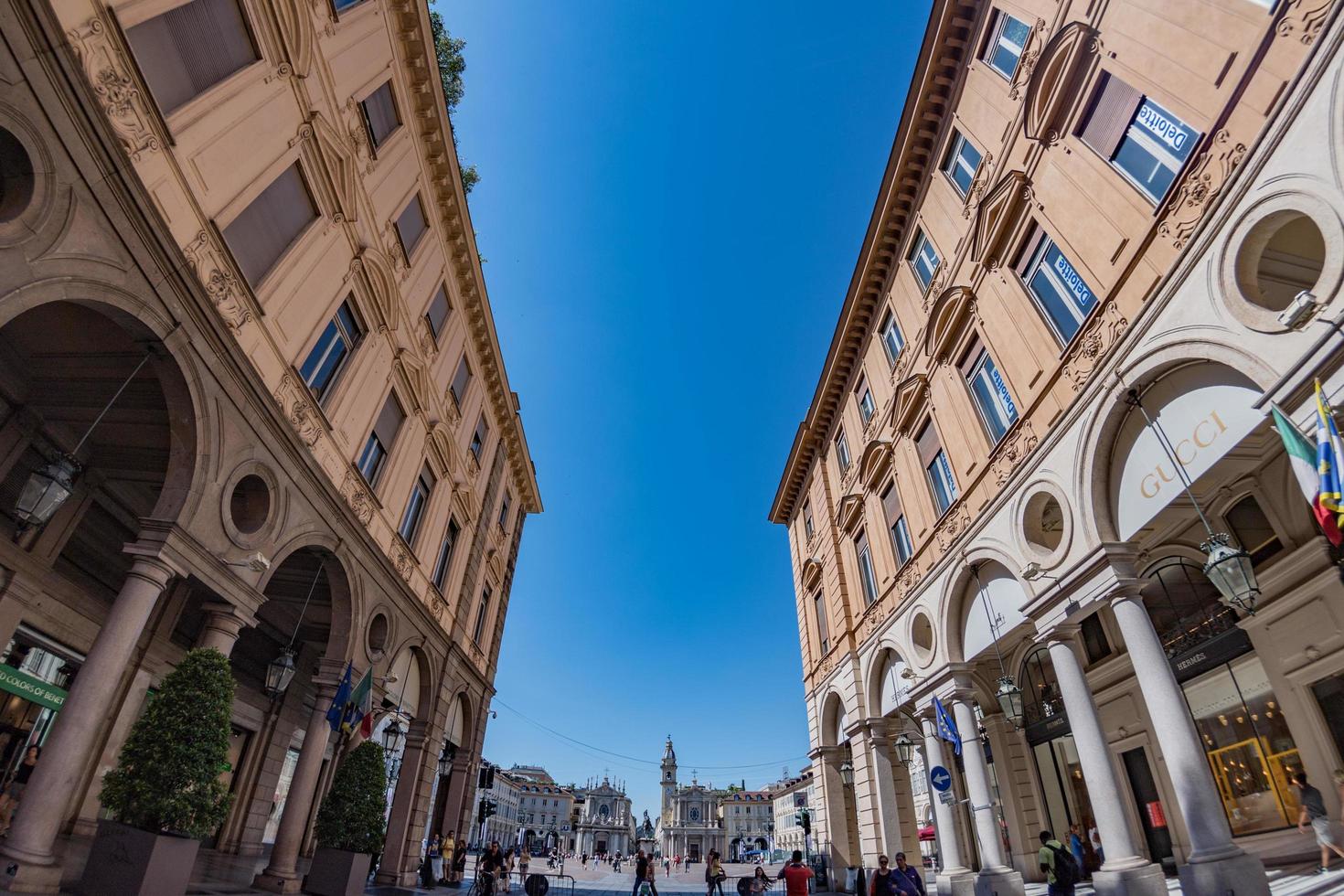 turin, italie - 17 juin 2017 - tourisme sur la piazza san carlo aux beaux jours. photo