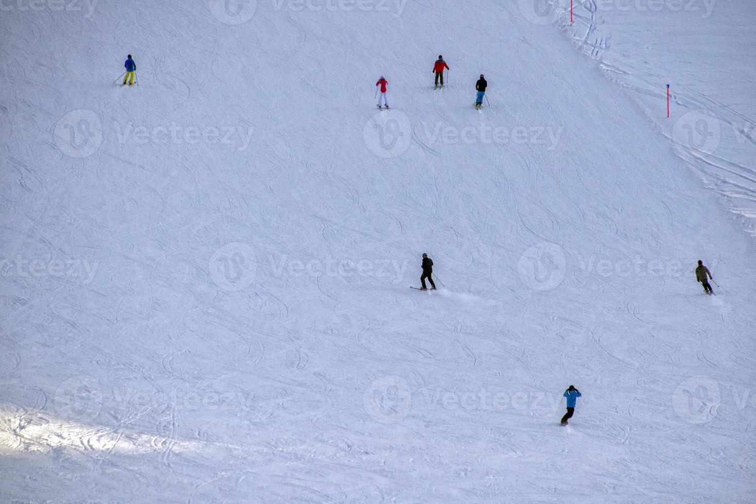 skieurs sur fond de neige des alpes photo