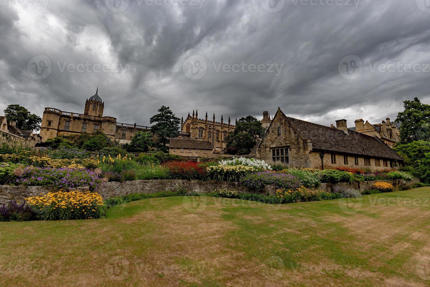 Maisons d'Oxford sur ciel nuageux photo