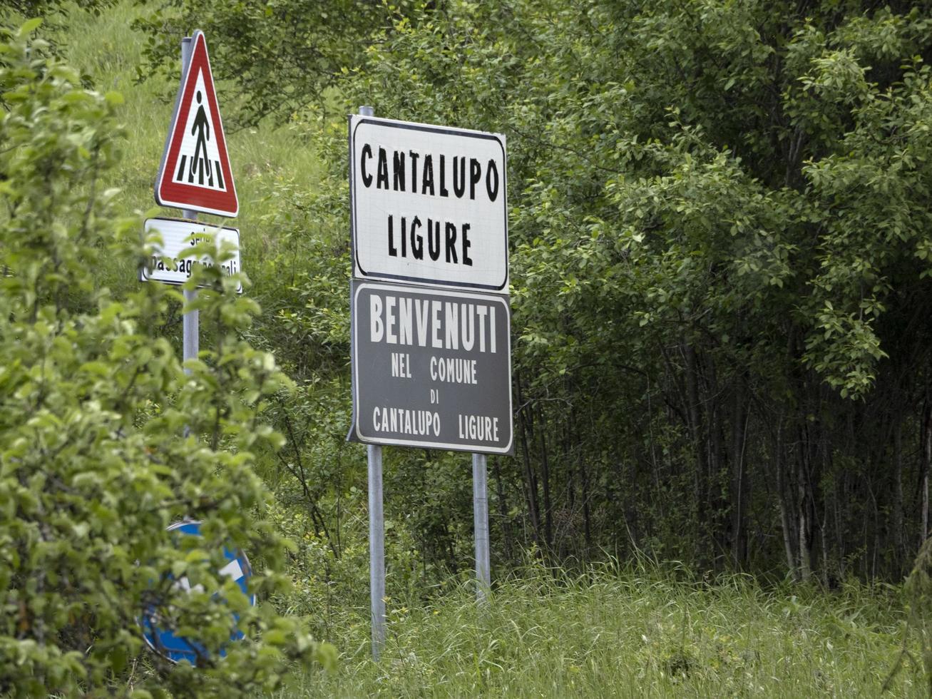 cantalupo ligure, italie - 15 mai 2021 - porte en pierre porte di pietra trial running marathon photo