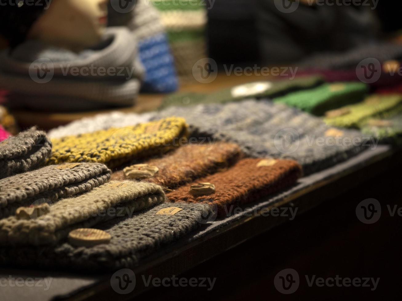 tyrol brunico marché traditionnel des vêtements en laine photo