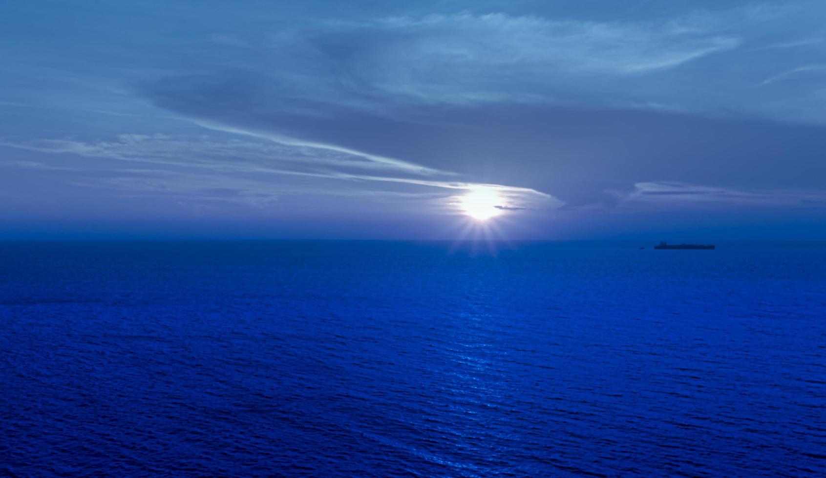 beau coucher de soleil sur la mer. ciel au crépuscule et réflexion sur la mer pour voyager en vacances se détendre photo