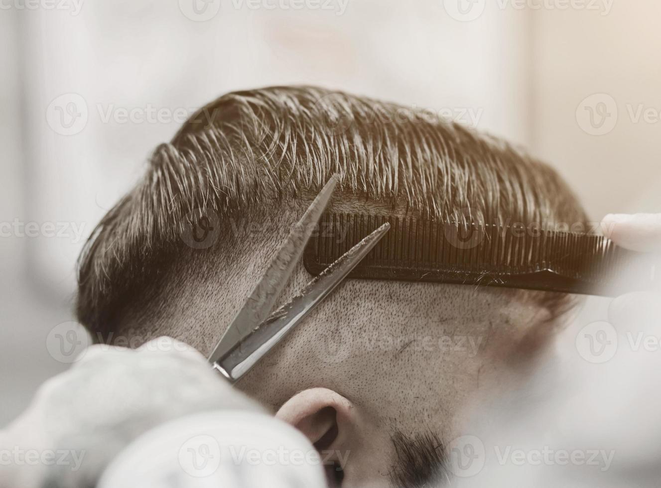 barbier avec des ciseaux et un peigne photo