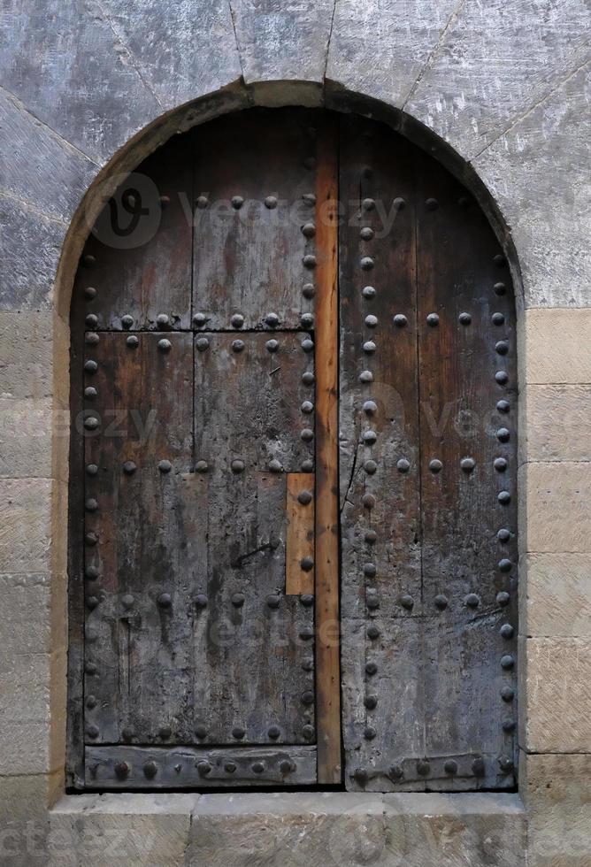 vieille porte patinée avec boulons métalliques photo