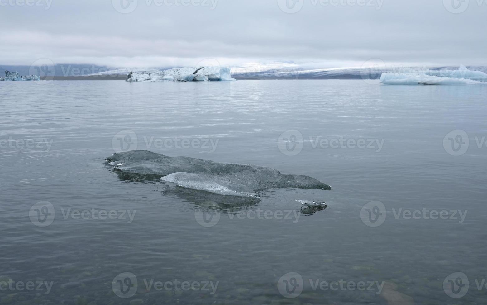 lagune glaciaire de jokulsarlon en islande avec des icebergs et de l'eau claire photo