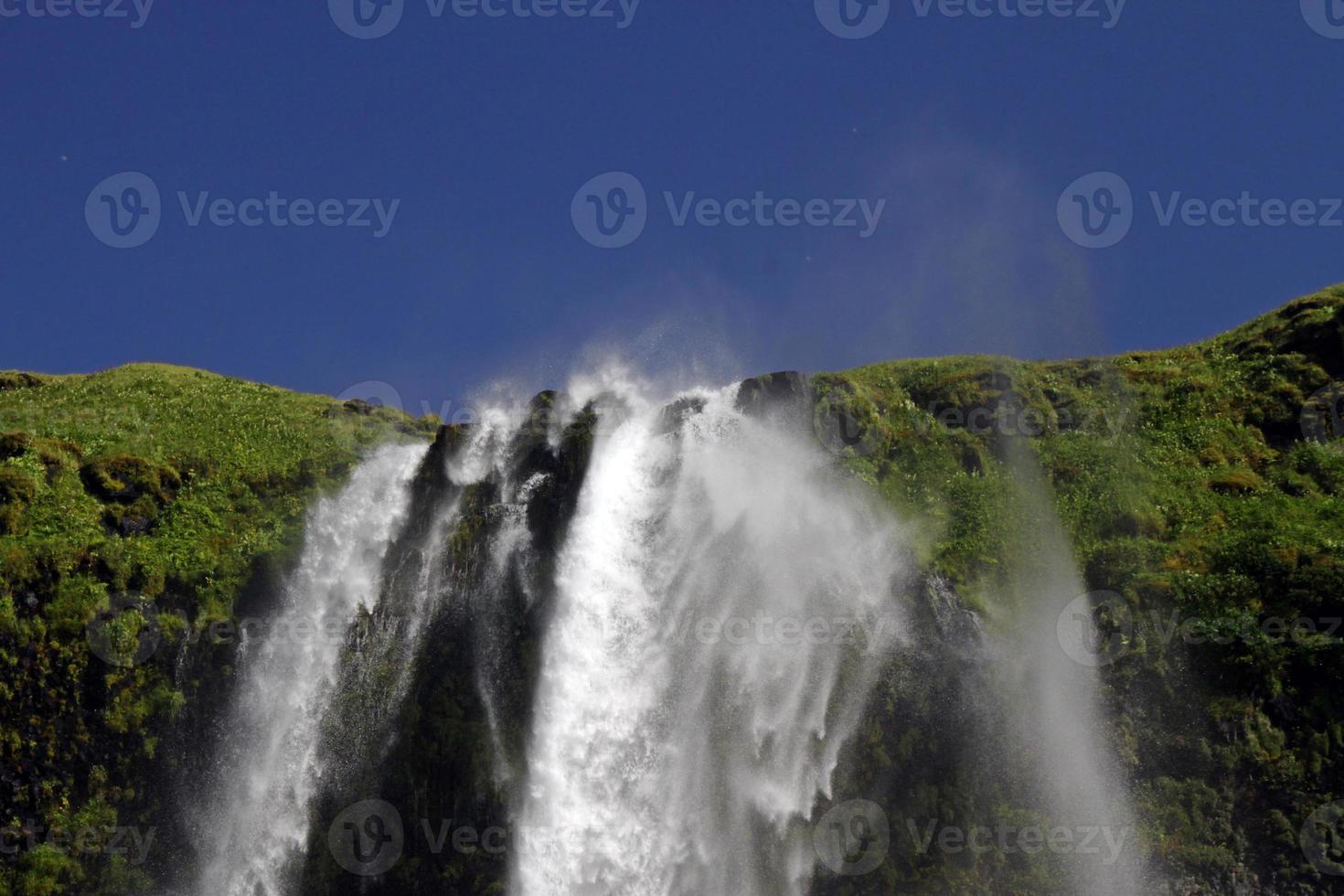 cascade de seljalandsfoss sur la côte sud de l'islande par une journée ensoleillée photo