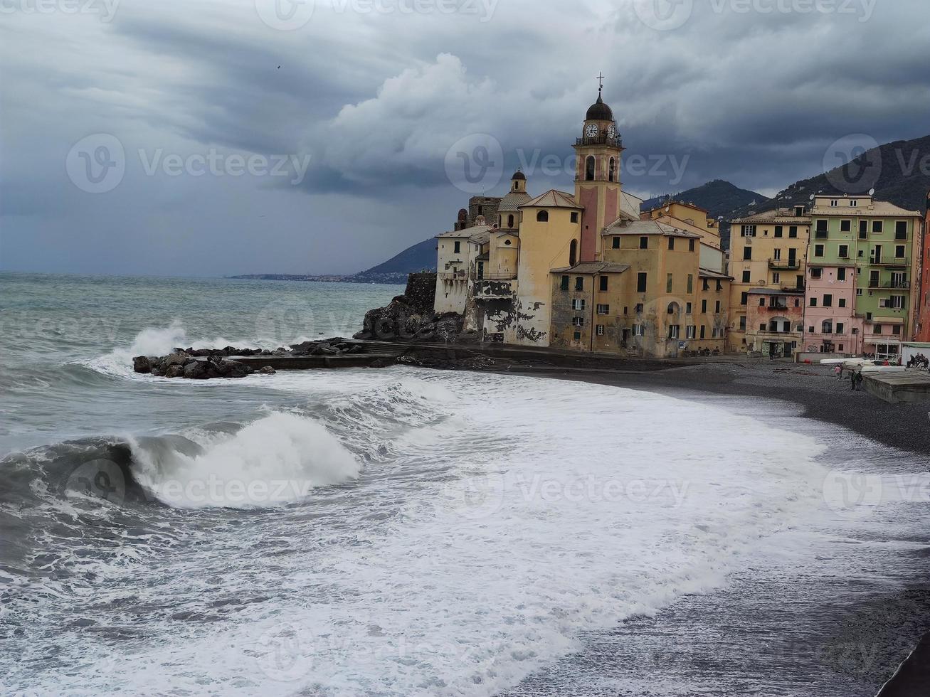 camogli, ligurie, italie pittoresque village de pêcheurs pendant la houle de tempête de mer photo