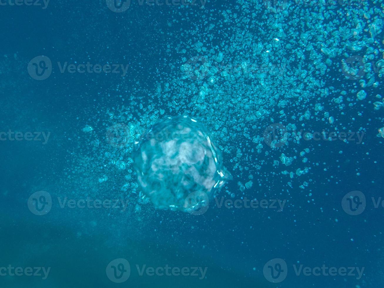 bulles de plongeur dans une grotte sous l'eau photo