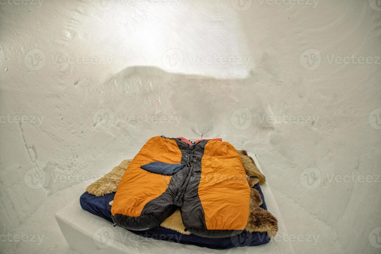 sac de couchage à l'intérieur de l'igloo neige glace photo