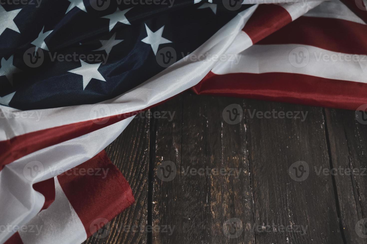 drapeau américain sur table en bois photo