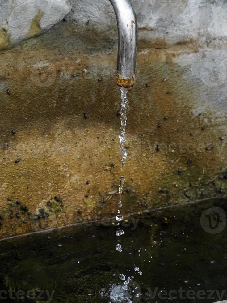 gouttes d'eau de la vieille fontaine photo