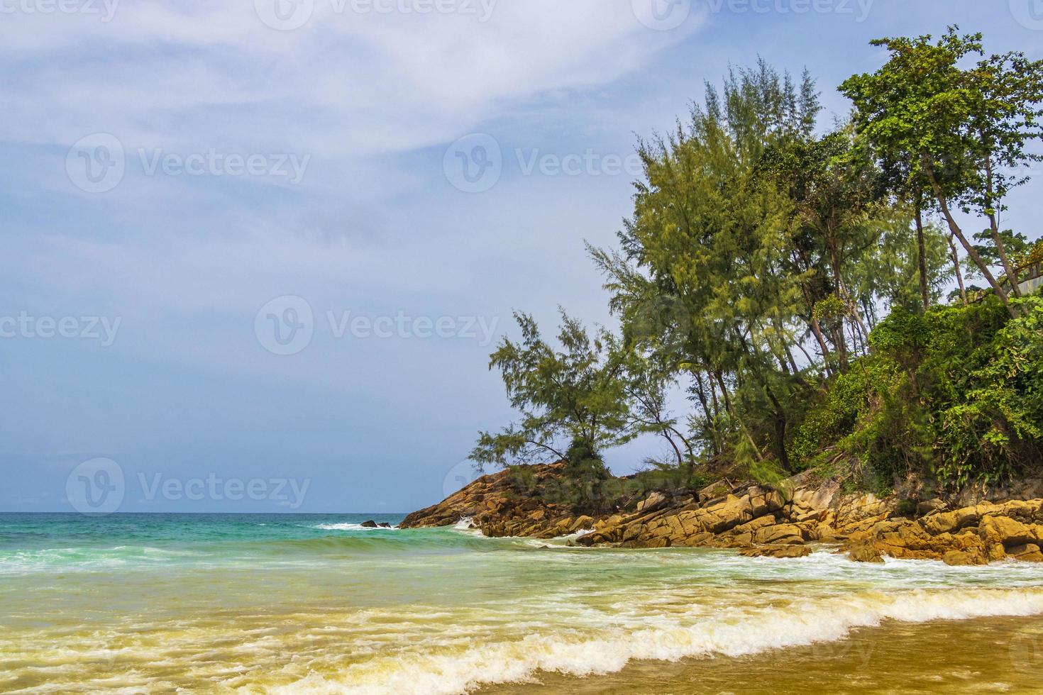 panorama de la baie de la plage de naithon avec une eau claire et turquoise à phuket en thaïlande. photo