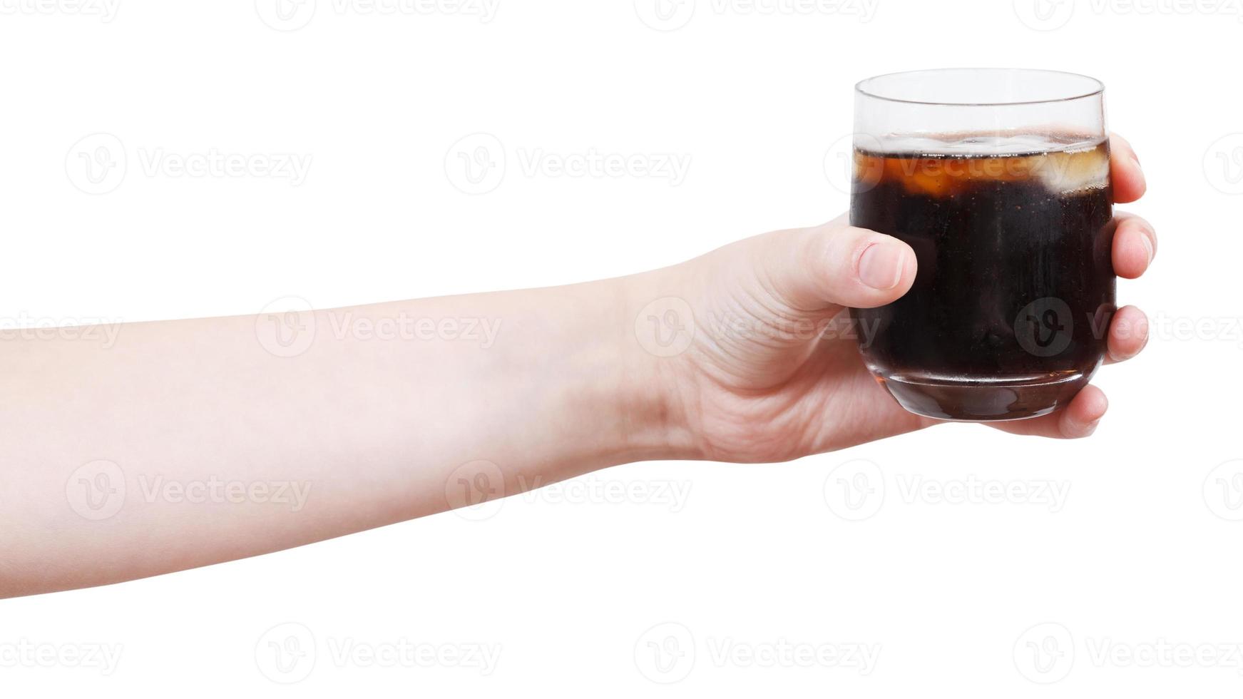 la main tient une boisson gazeuse avec de la glace dans le verre photo