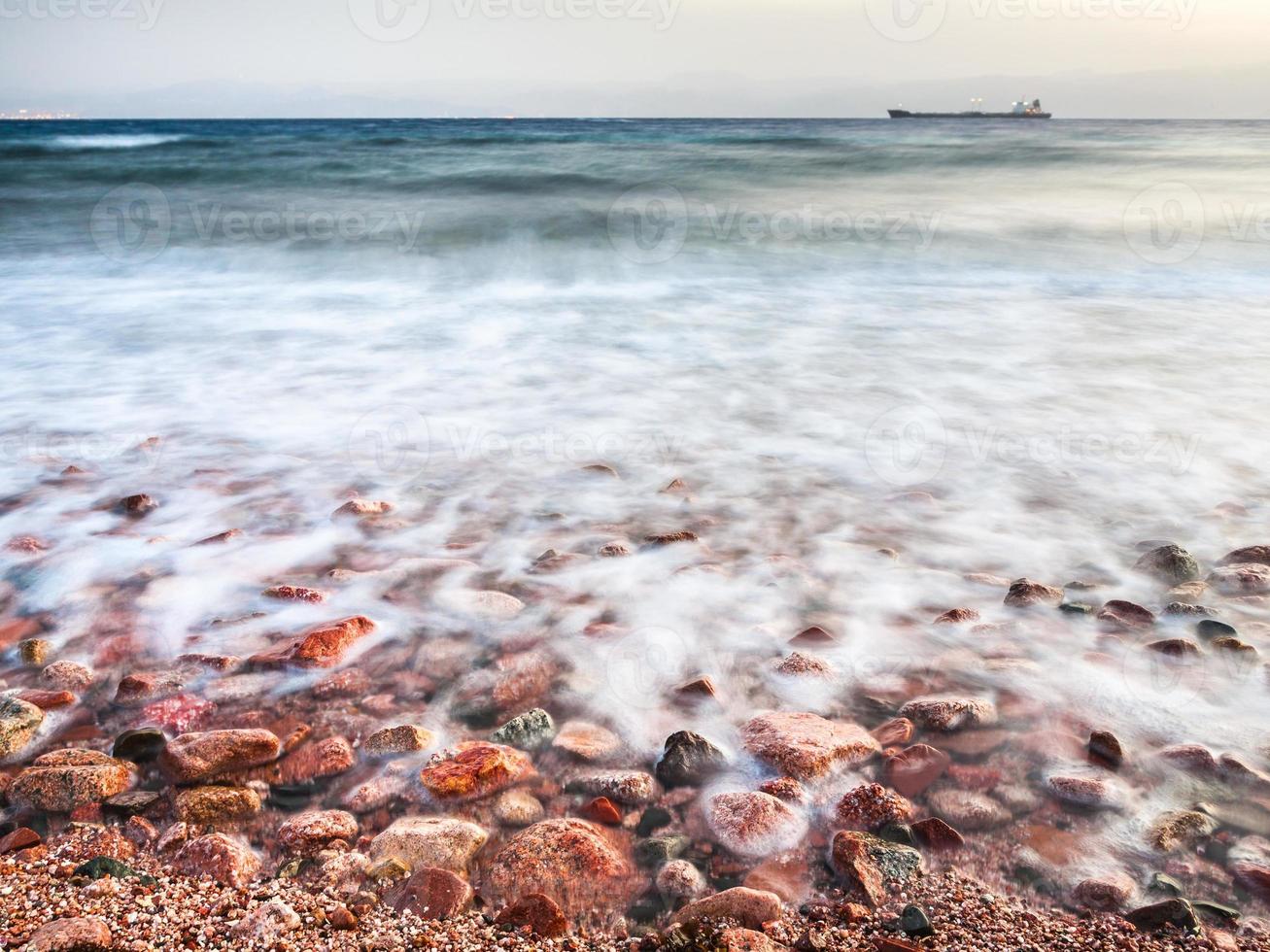 côte du golfe d'aqaba sur la mer rouge en soirée photo