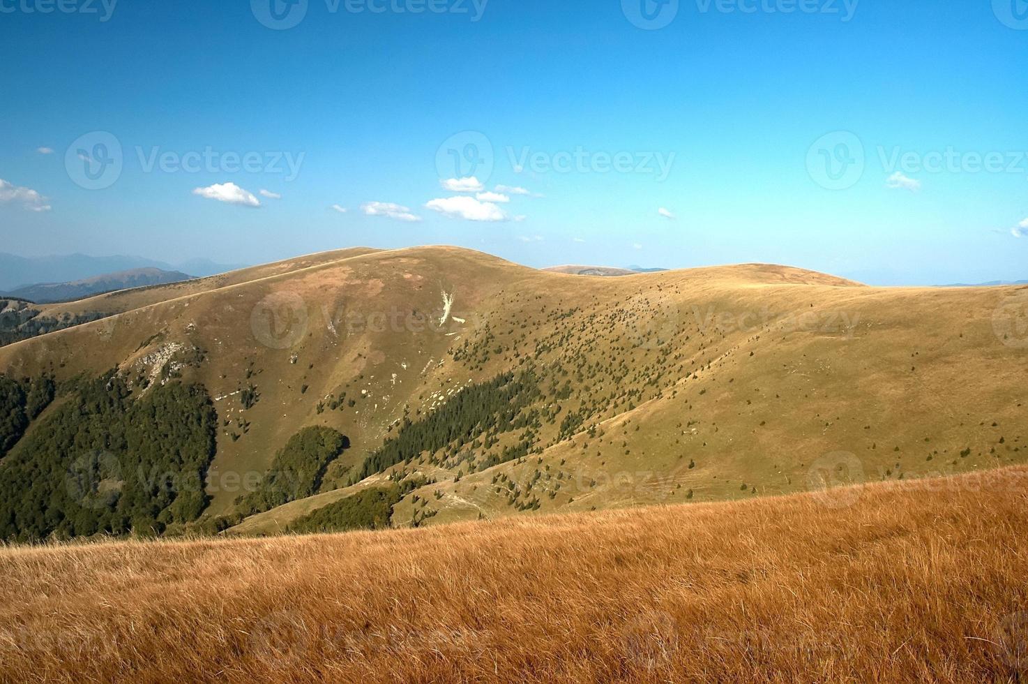 grande colline et ciel bleu photo