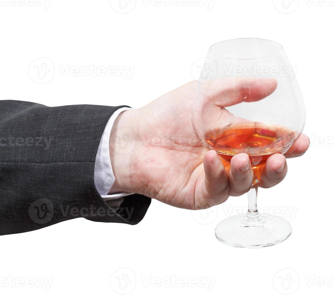 verre de cognac dans la main de l'homme d'affaires photo