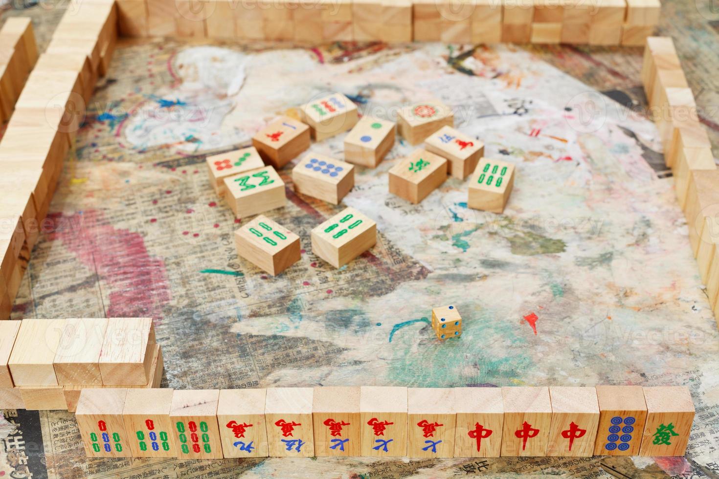 jouer au jeu de bureau de mahjong par des tuiles en bois photo