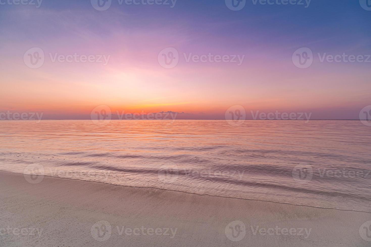 gros plan plage de sable de mer. incroyable paysage de plage vide. inspirer l'horizon du paysage marin de l'île tropicale. orange doré violet coucher de soleil lever du soleil ciel tranquille lumière du soleil. vacances d'été voyage vacances copie espace photo