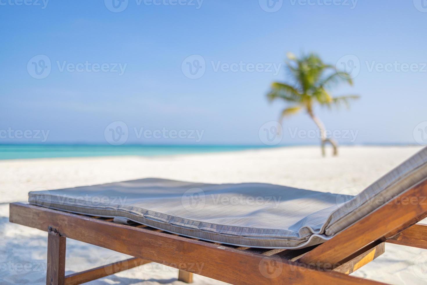 beau paysage d'île tropicale, deux chaises longues, chaises longues, parasol sous palmier. sable blanc, vue mer avec horizon, ciel bleu idyllique, calme et détente. vacances station balnéaire hôtel voyager photo