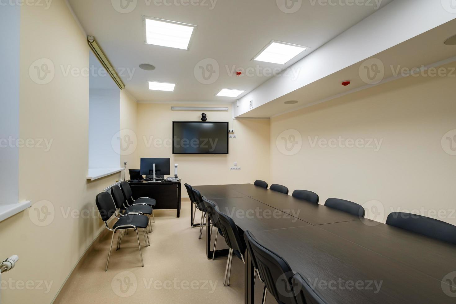 rangées de sièges à l'intérieur d'une salle de conférence vide moderne pour les réunions d'affaires photo